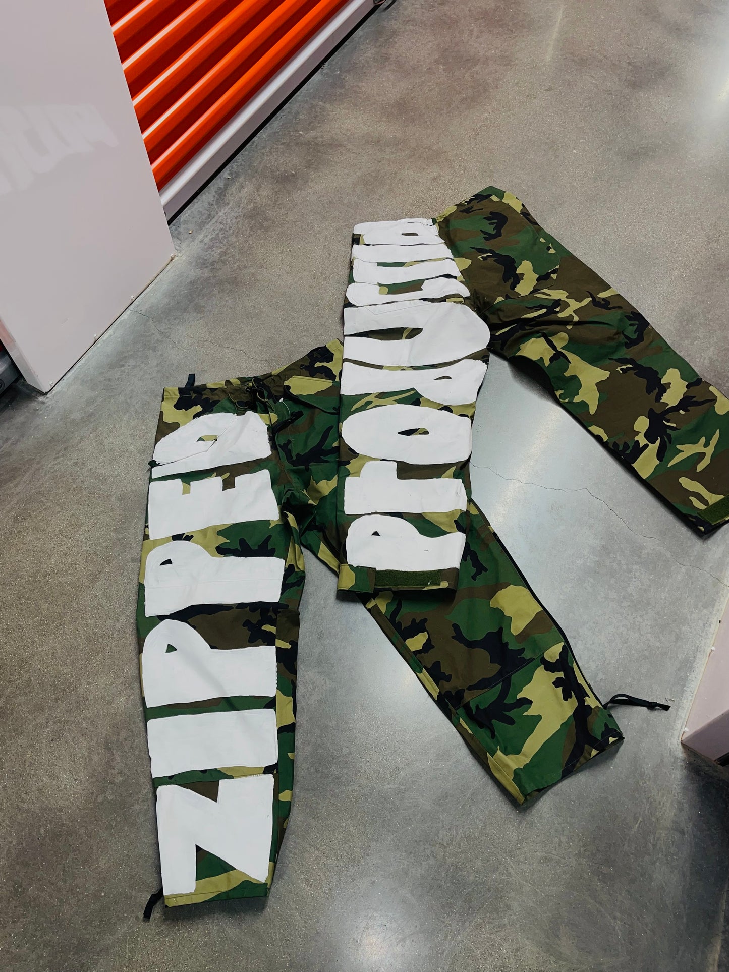 CAMO ZIPPED PRODUCTION PANTS (UNISEX)